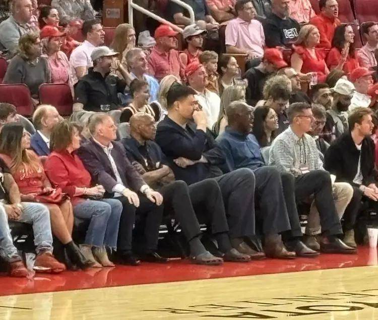 包含休斯敦火箭训练开放日，国际比赛日造点机会引欢呼，意大利杯在即，轮换策略成焦点的词条