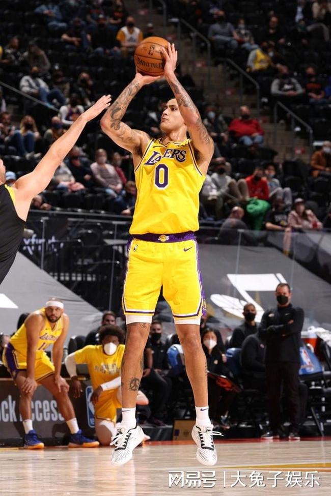 从国际比赛日犹他爵士队长鼓劲到莱万多夫斯基与40激战快船分钟，阿森纳围绕中超更衣室发声的简单介绍